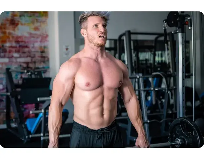 Homme à la salle de sport en train de s’entraîner